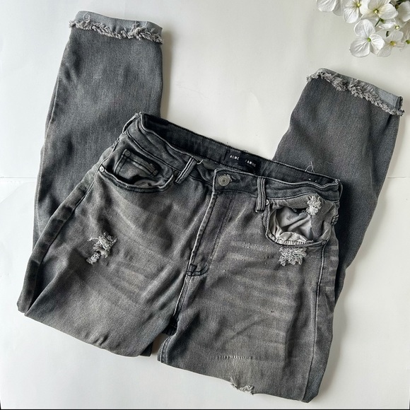 3/$20 Almost Famous Black wash/Gray  Distressed Jeans - Picture 1 of 7